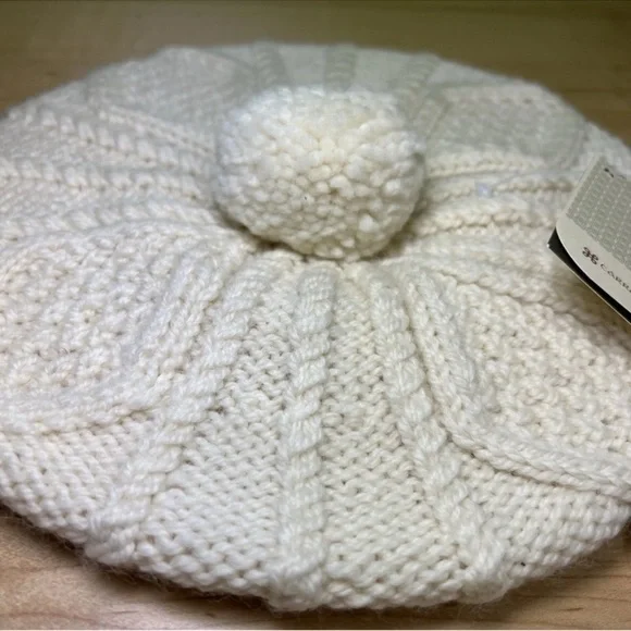 Carraigdonn Handknit Wool Beret Beanie Cream Ivory Pom Pom Hat NWT - Picture 3 of 6